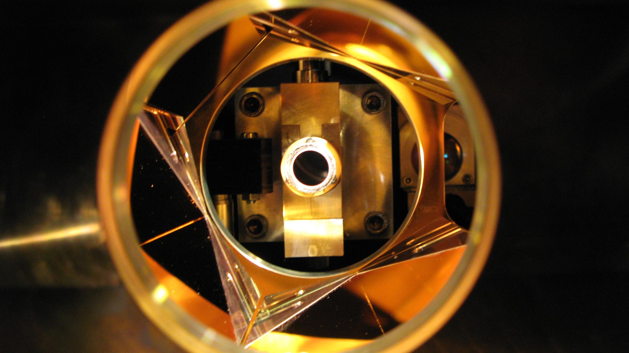 Ein goldenes Detail des Scheibenlasers