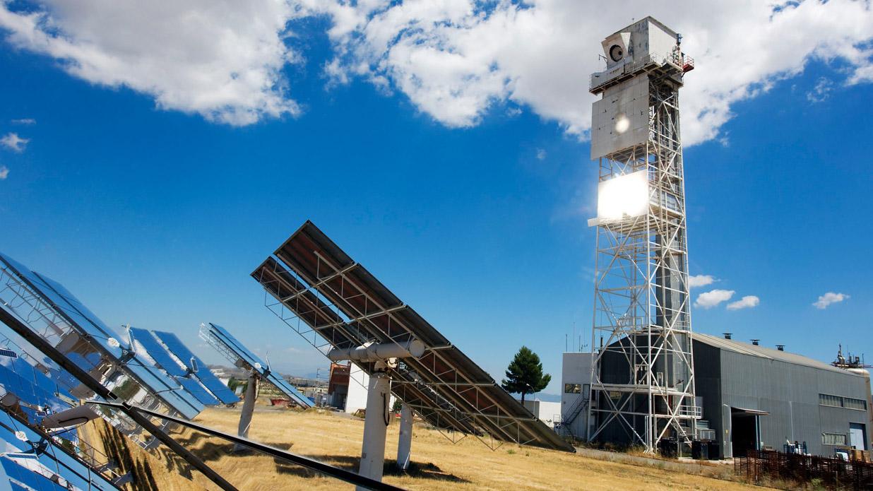 Solares Turmkraftwerk der Plataforma Solar de Almeria