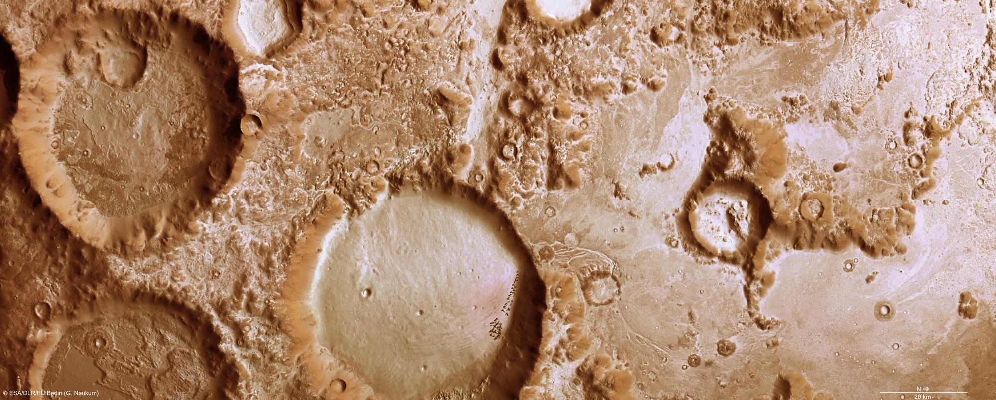 Senkrechte Farb-Draufsicht auf den Südosten der Charitum Montes