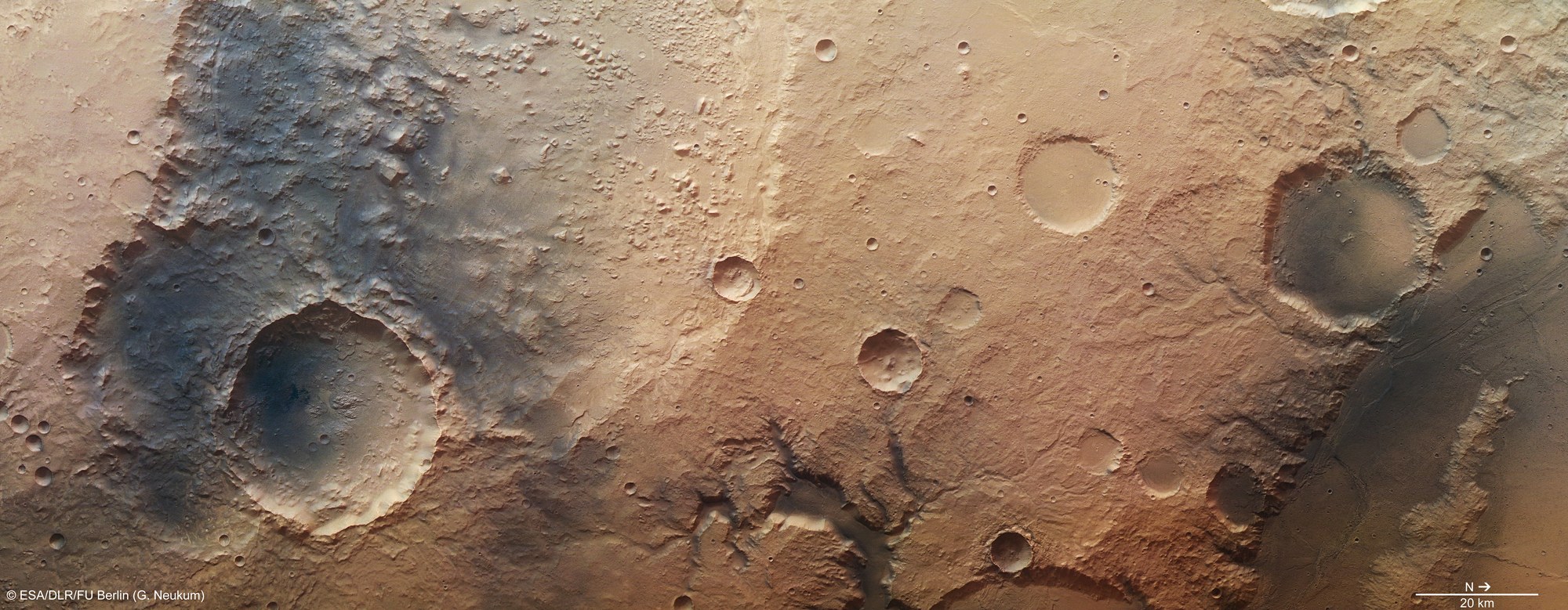 Farb-Draufsicht auf den Westrand des Palos-Kraters in Hesperia Planum