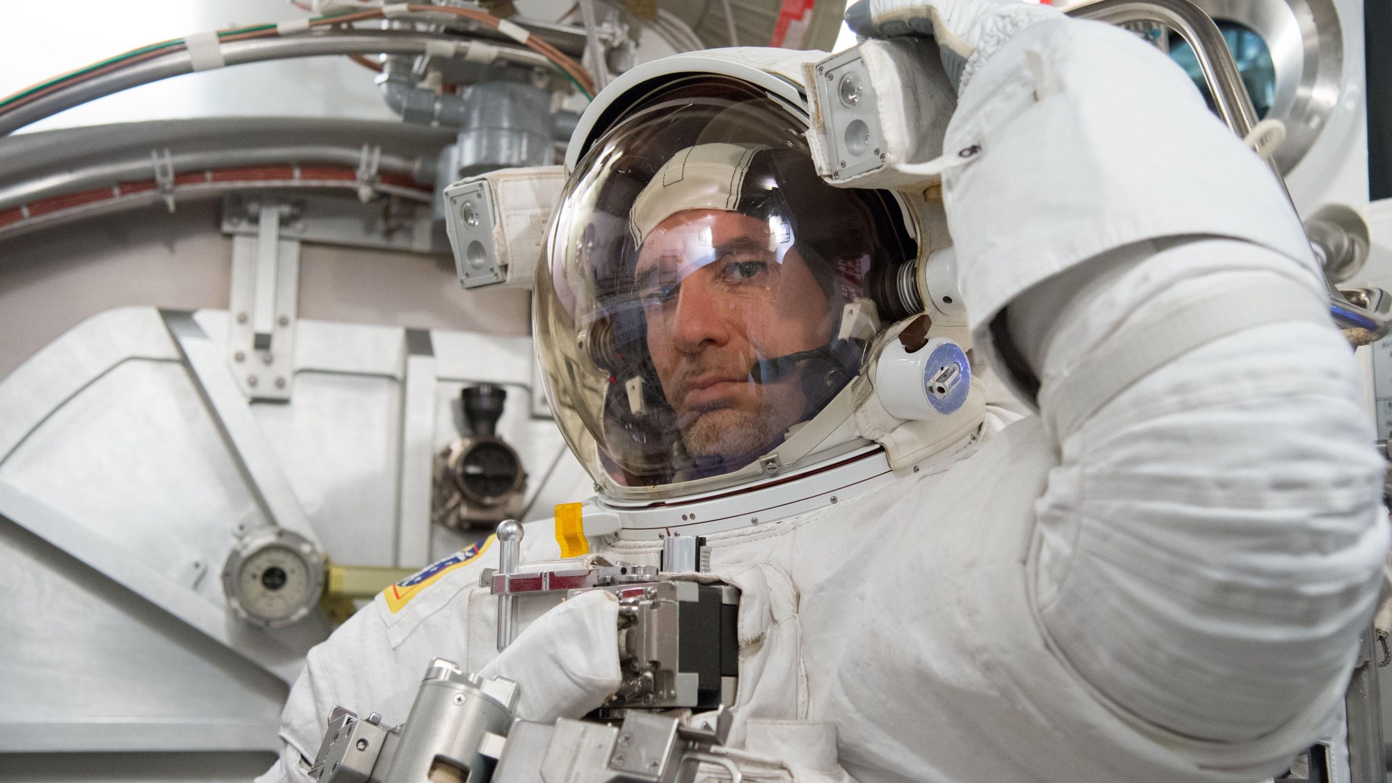 Kleiderprobe für einen Raumanzug