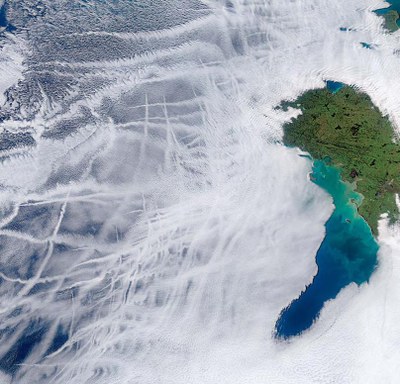 Kondensstreifen von Schiffen, westlich der Bretagne