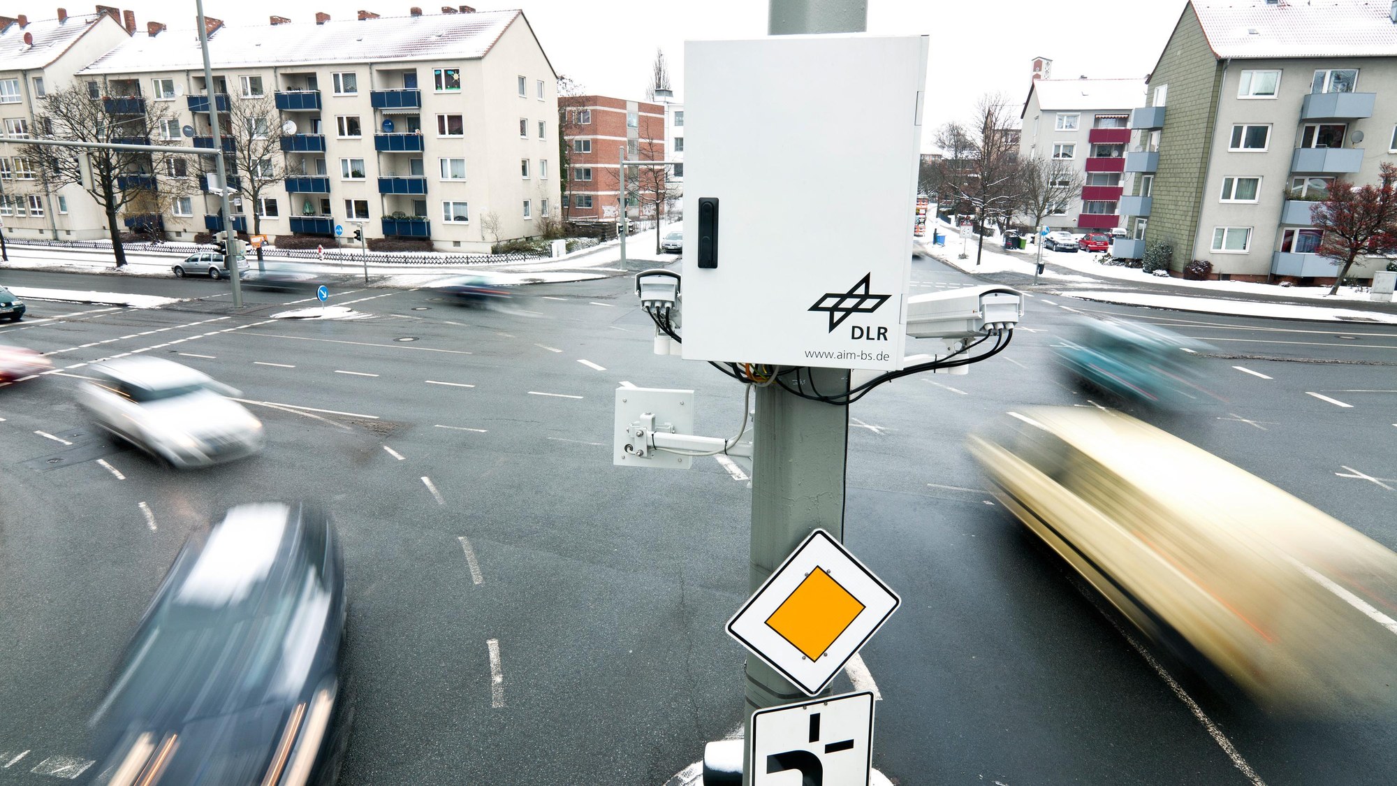 Mehr Sicherheit: DLR-Verkehrsforscher haben eine vielbefahrene Kreuzung in Braunschweig untersucht, um Schlüsse für Fahrassistenzsysteme zu ziehen