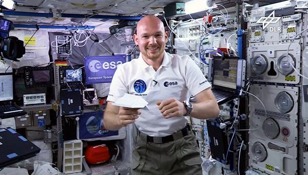 Video: Alexander Gerst im "Flying Classroom": Der schwebende Papierflieger