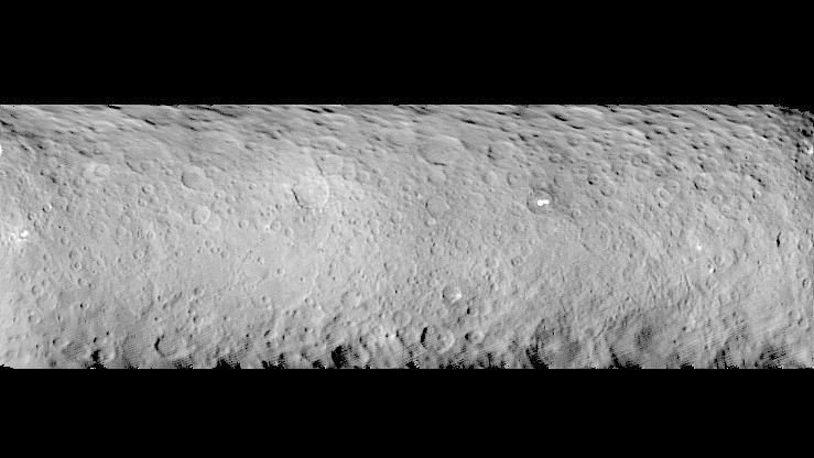 Ceres: Oberfläche voller Krater