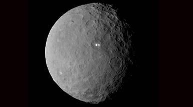 Helle Flecken auf der Oberfläche des Zwergplaneten Ceres