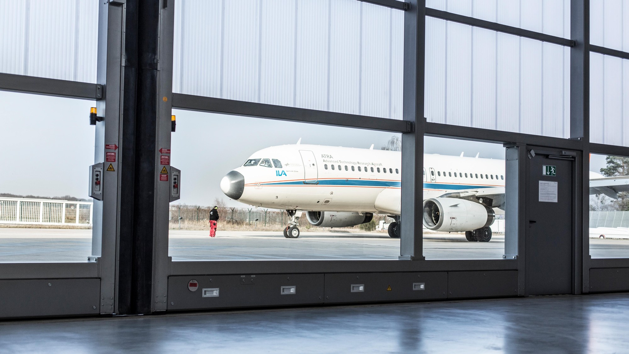DLR-Forschungsflugzeug ATRA vor dem Hangar in Braunschweig