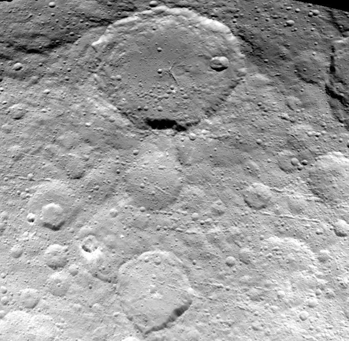 Runde und linienförmige Strukturen auf Ceres
