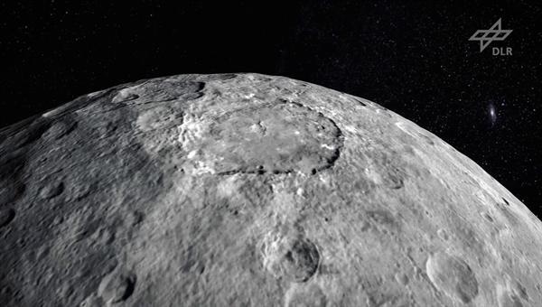 Flug über Zwergplanet Ceres