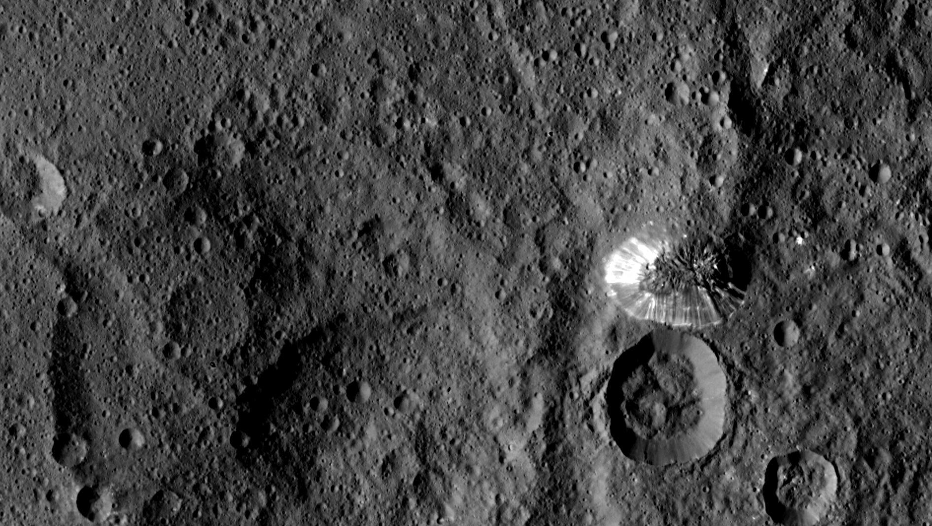 Berg und Krater auf Ceres