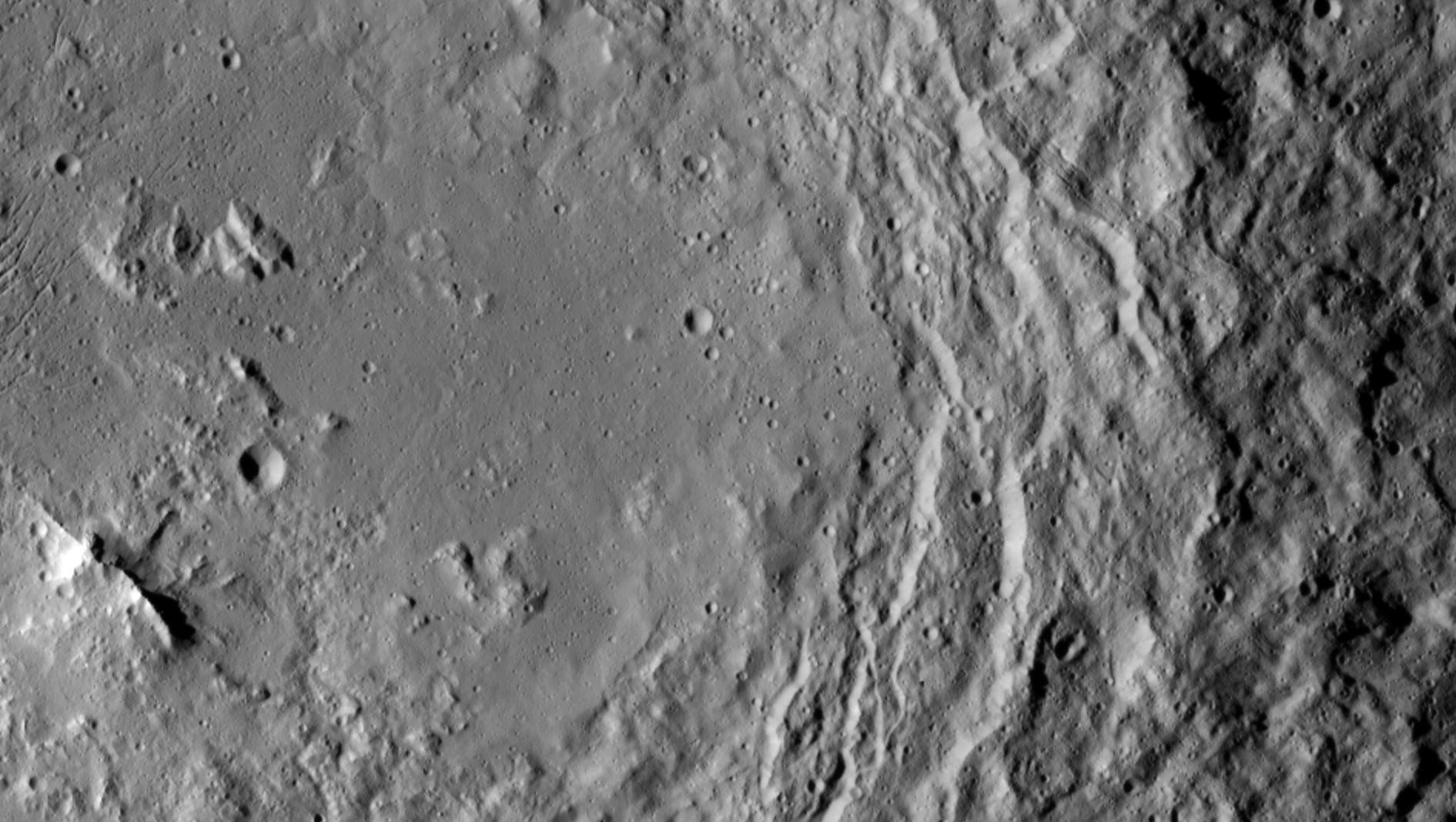 Gebirgskette im Urvara-Krater