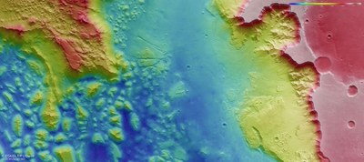 Falschfarbendarstellung der Topographie am Westrand von Aurorae Chaos