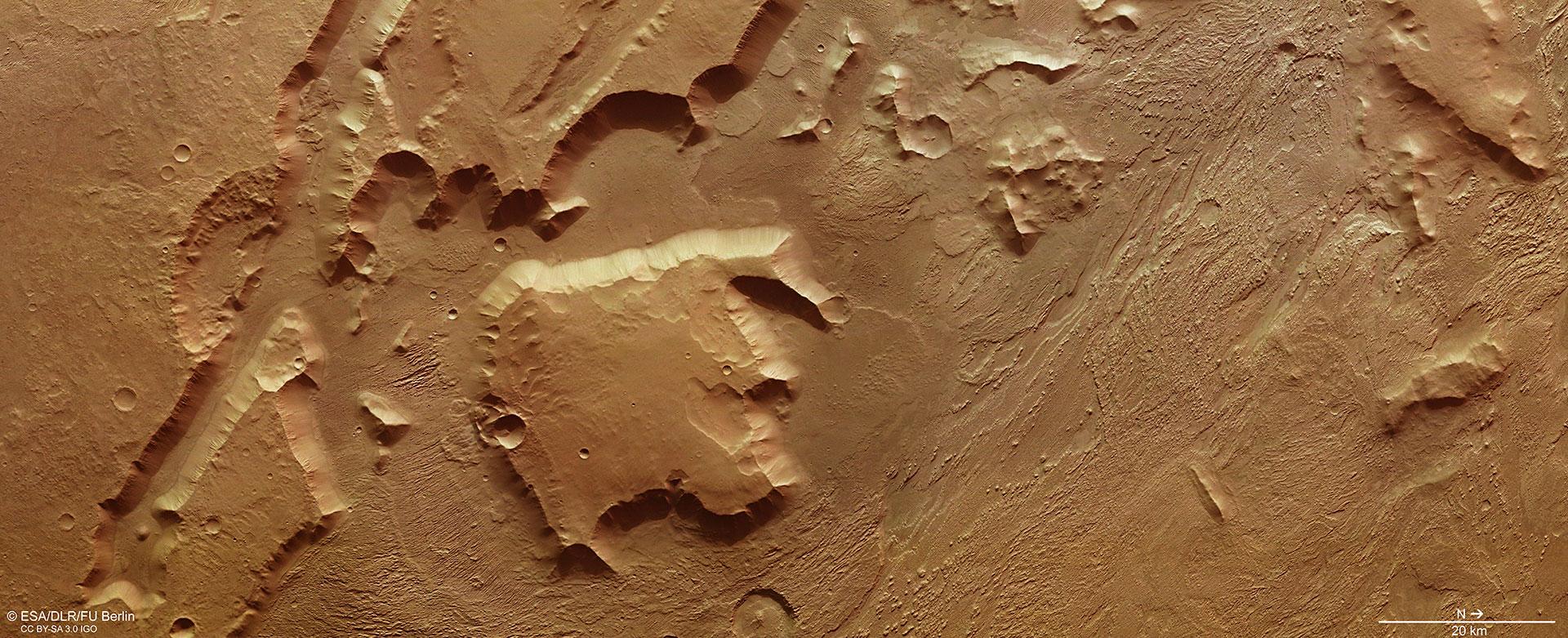 Senkrechter Blick auf Aeolis Mensae in Echtfarbenv