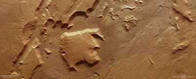 Senkrechter Blick auf Aeolis Mensae in Echtfarbenv