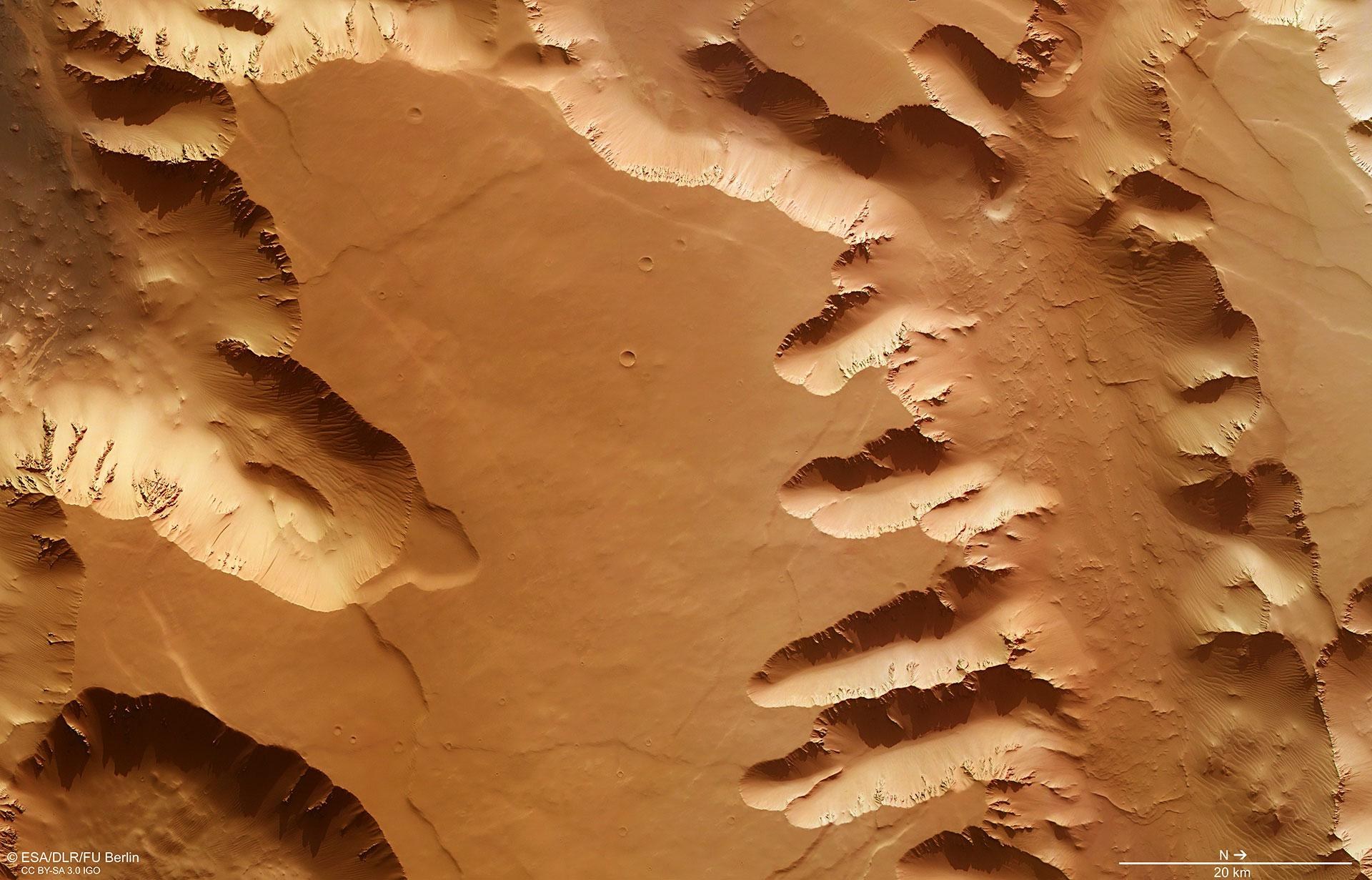 Blick auf einen Tafelberg in Noctis Labyrinthus