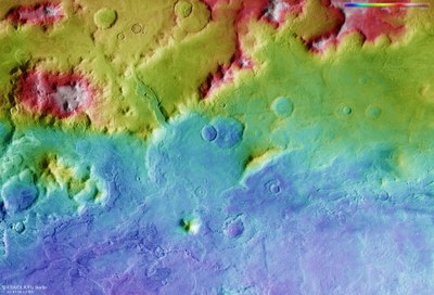 Falschfarbendarstellung der Topographie des Hellas Planitia-Kraterrands