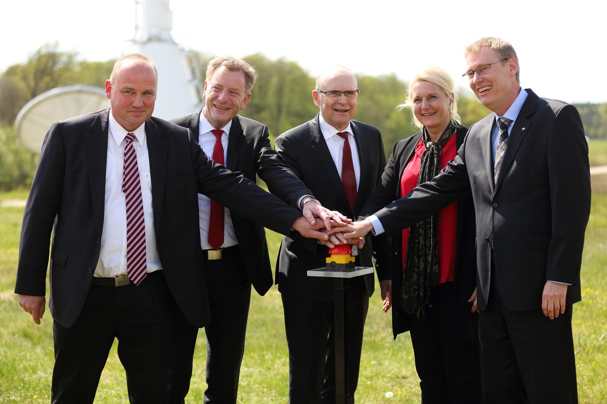 Ein Knopfdruck und die neue Bodenstation nimmt ihre Arbeit auf