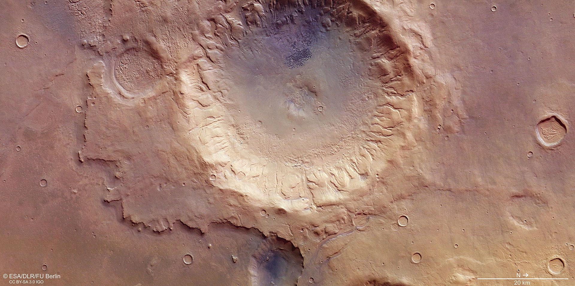 Senkrechte Draufsicht auf einen etwa 50 Kilometer großen Krater in Noachis Terra