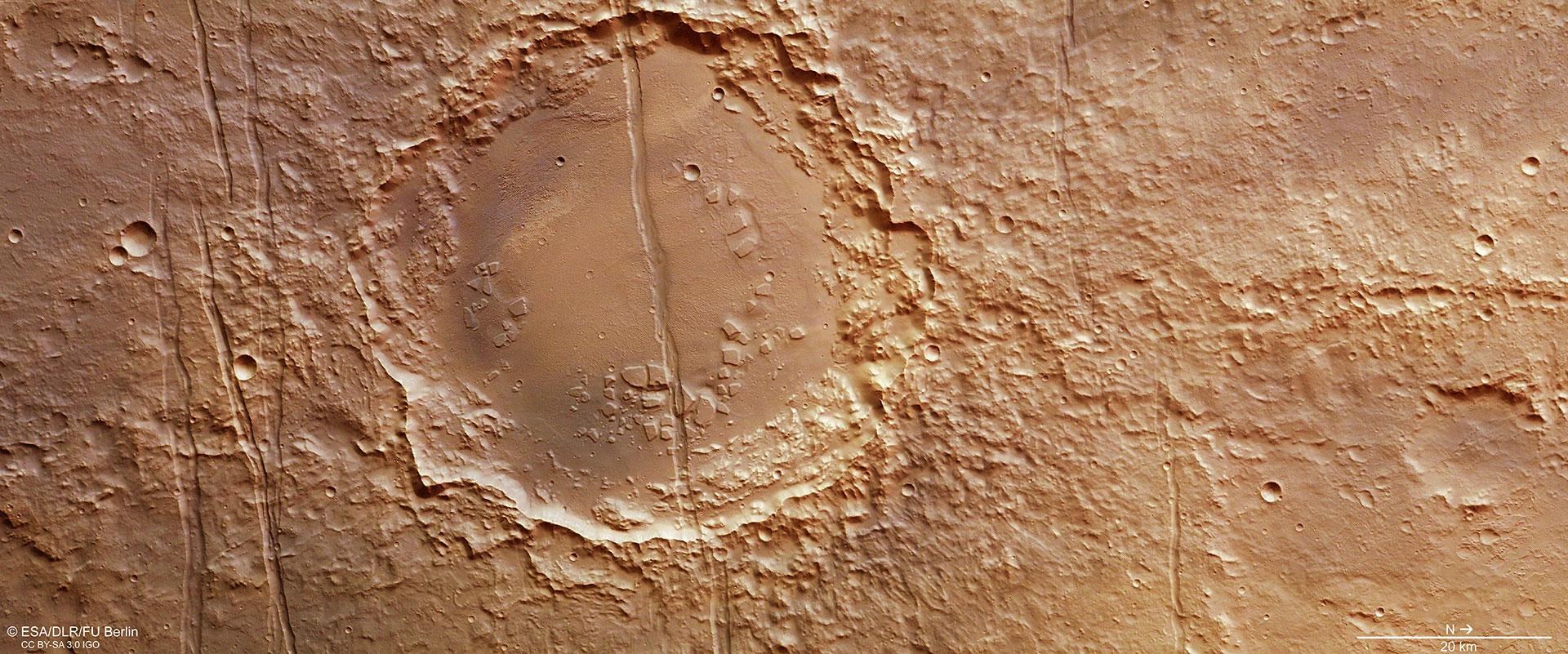 Senkrechte Draufsicht auf einen Krater in Memnonia Fossae