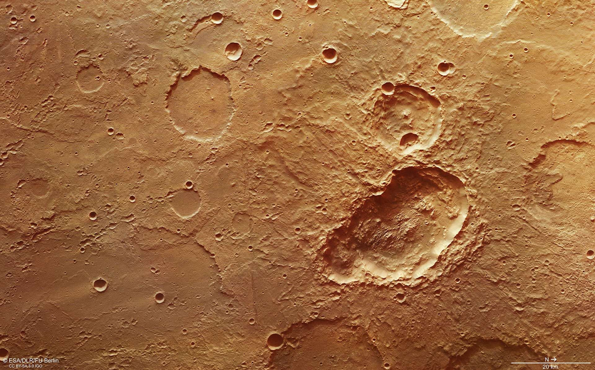 Blick auf den Dreifachkrater in Terra Sirenum