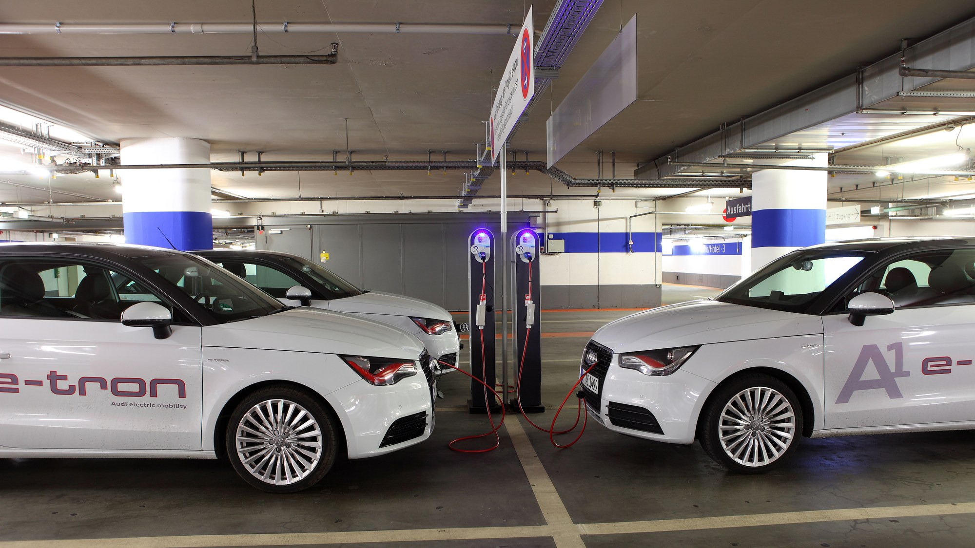 Eine ausreichende Zahl von Ladestationen und ihre Verteilung werden für die stark ansteigende Verbreitung von Elektrofahrzeugen in Deutschland in den nächsten Jahren essenziell sein.