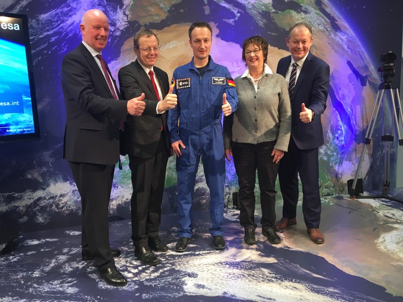 Maurer mit Vertretern aus Wissenschaft und Politik