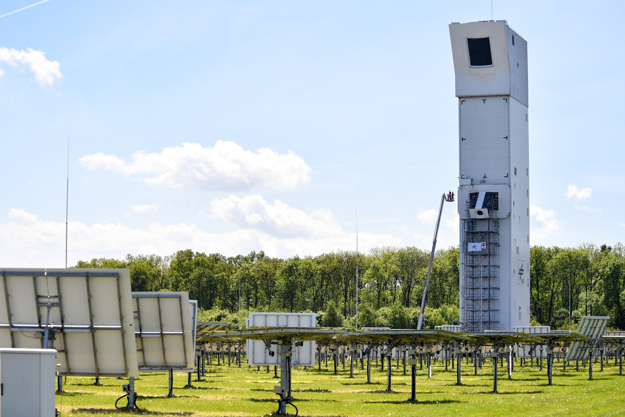 Da der CentRec Receiver größer als die Forschungsplattform ist, kann er nicht vollständig im Solarturm eingebaut werden und wird in Richtung der Heliostate geneigt außen von einem Gerüst gestützt.