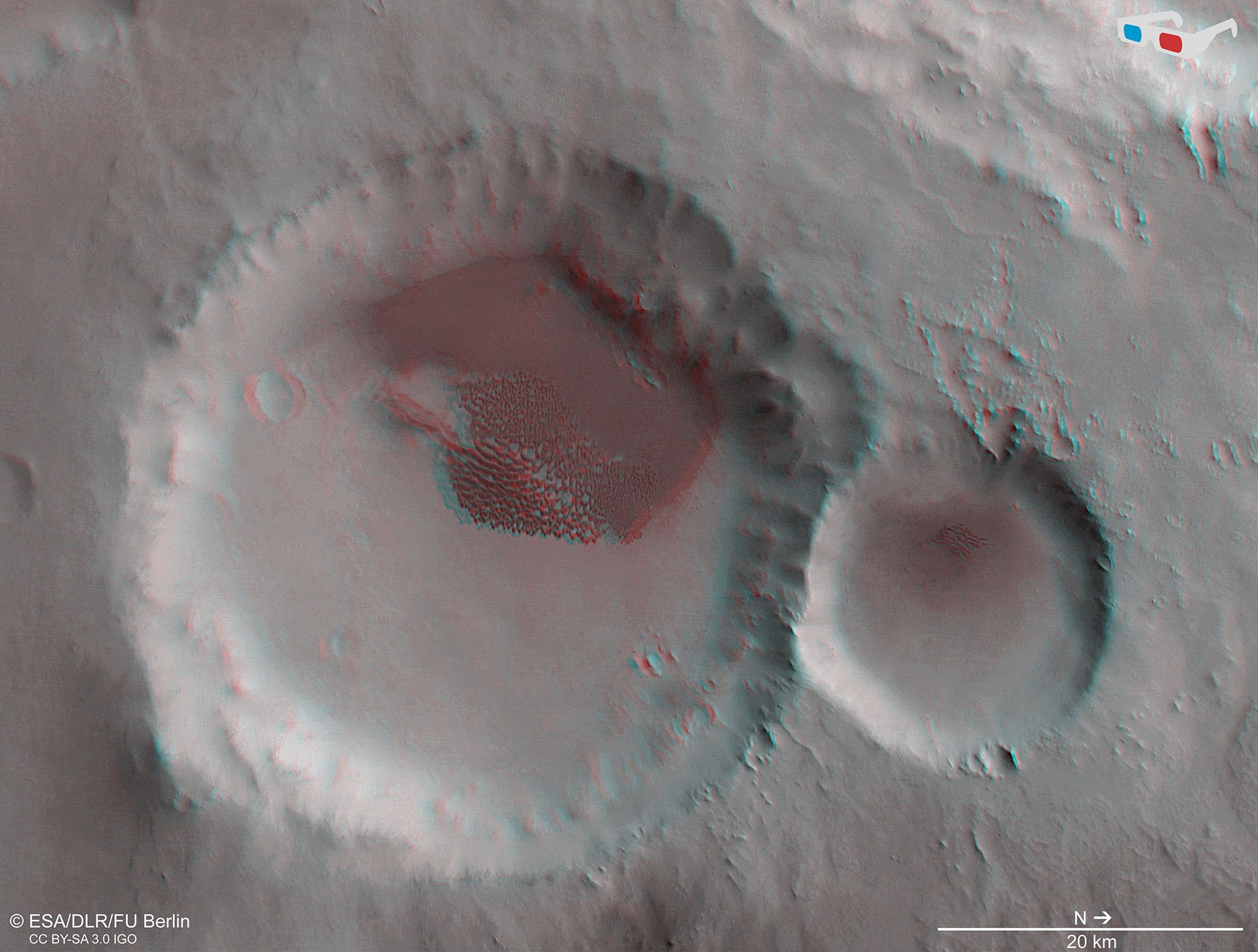 Anaglyphenbild eines Kraters mit großem Dünenfeld in der Region Aonia Terra