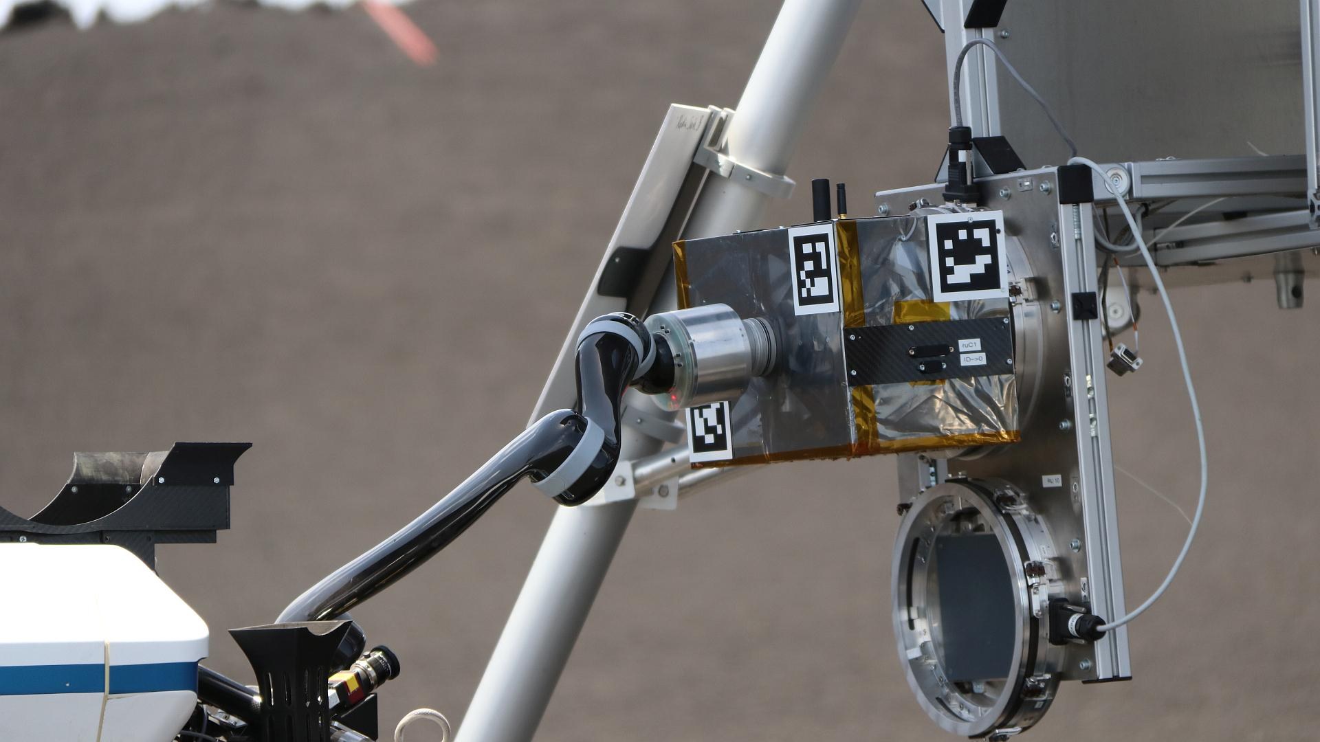 Autonom arbeiten: Der Rover greift die Sensorbox