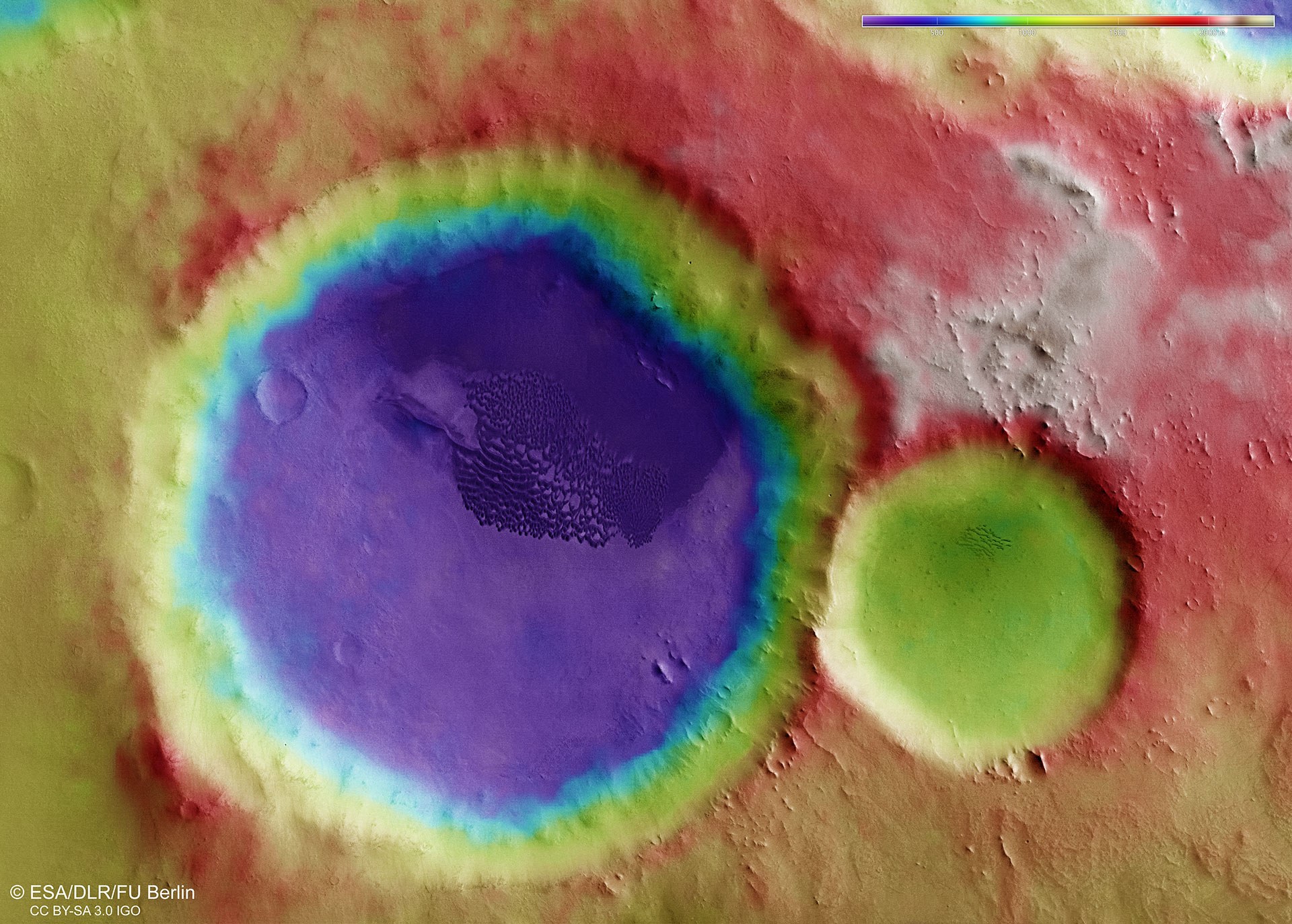 Falschfarbendarstellung der Topographie des Kraters mit dem großen Dünenfeld in der Region Aonia Terra