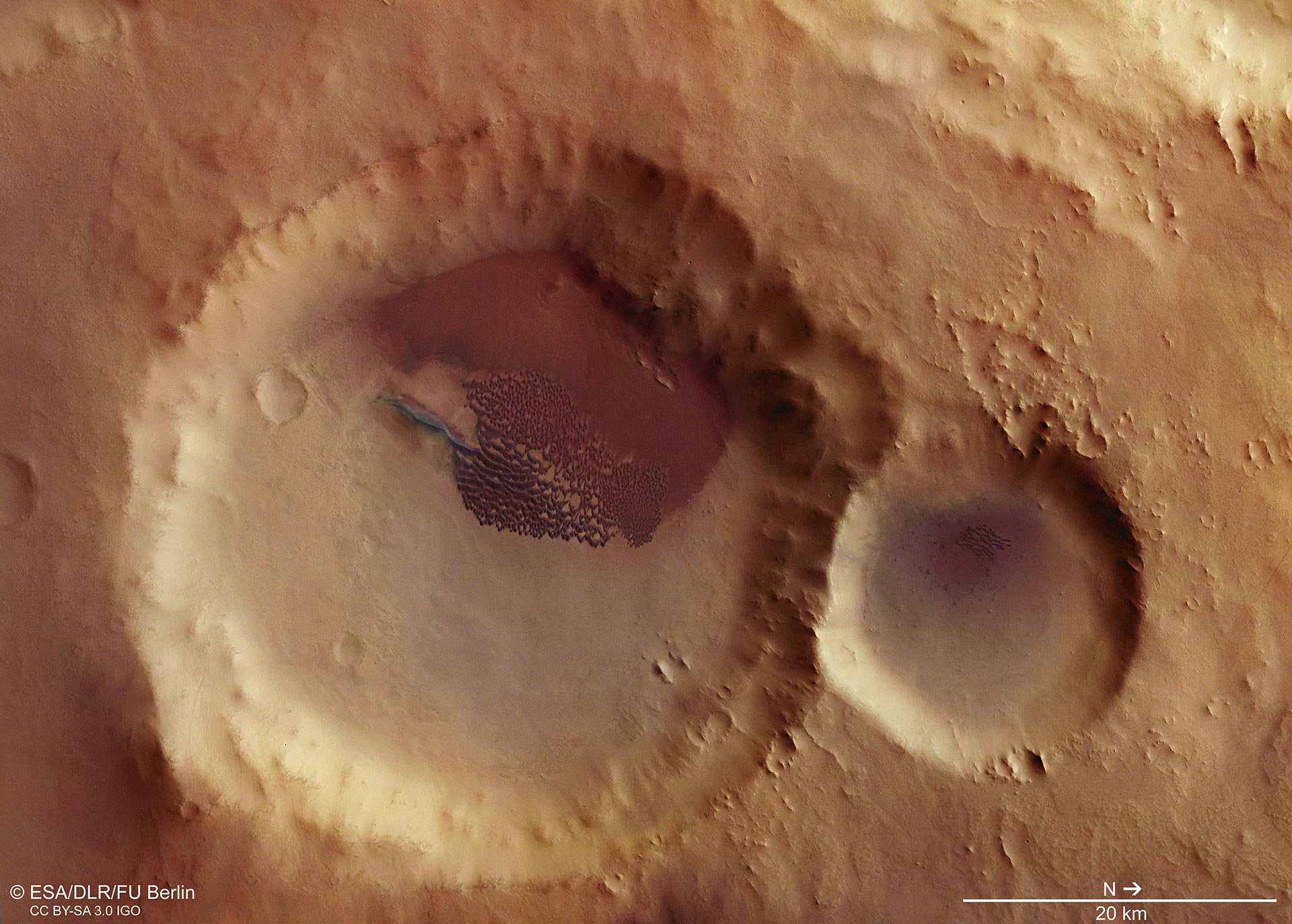 Krater mit Dünenfeld in der Nähe des Vulkans Aonia Tholus