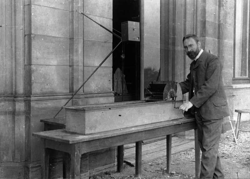 DLR — Ludwig Prandtl vor dem Wasserversuchskanal