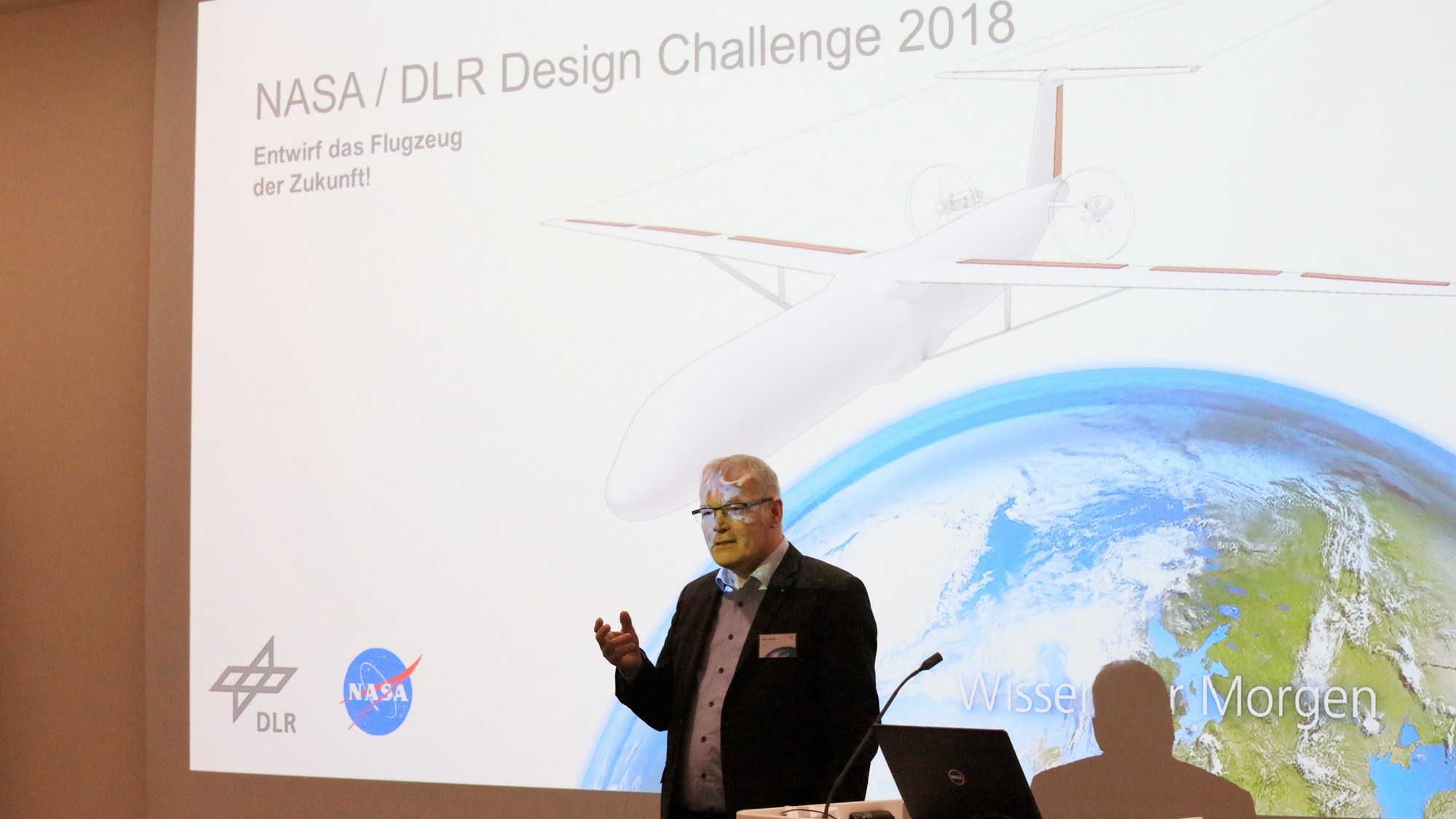 DLR-Luftfahrtvorstand Prof. Rolf Henke bei der Eröffnung des Wettbewerbs