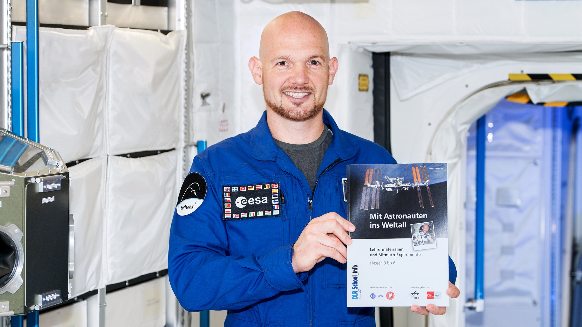 Alexander Gerst mit dem Grundschulheft
