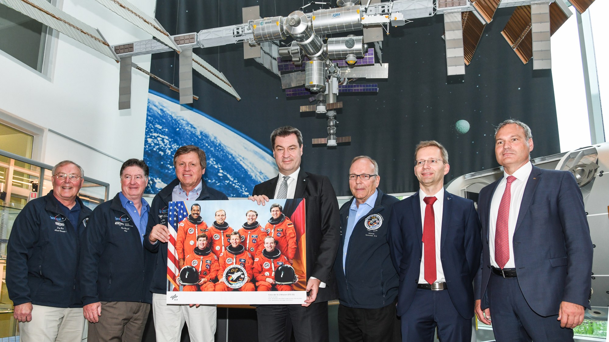 Bayerischer Ministerpräsident und D-2 Crew