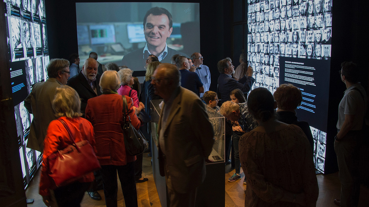 Besucher in der Ausstellung