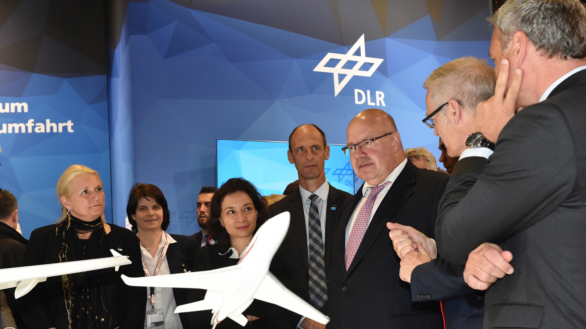 Bundeswirtschaftsminister Peter Altmaier am DLR-Stand auf ILA