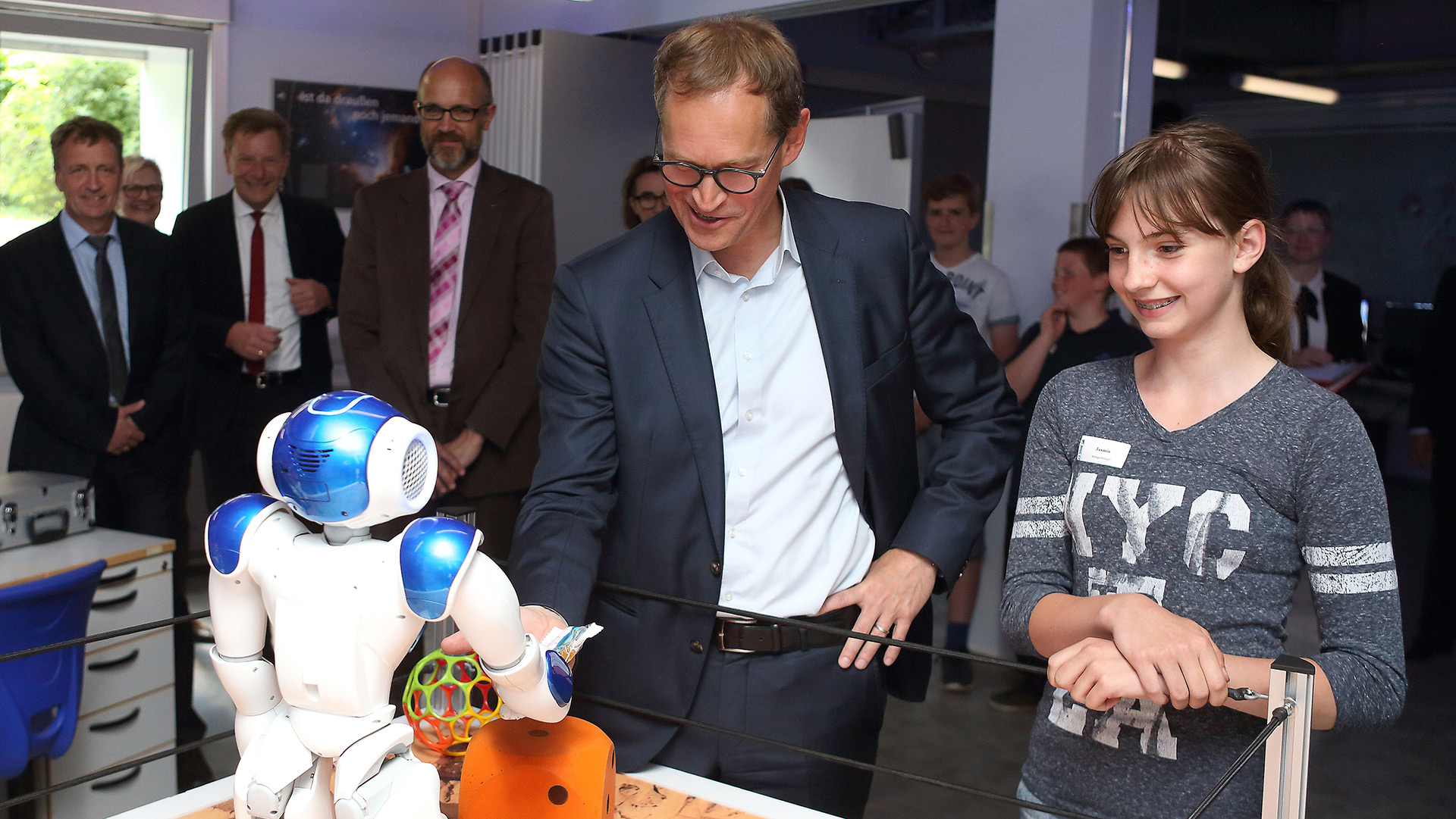 Der Regierende Bürgermeister Michael Müller im DLR_School_Lab Berlin