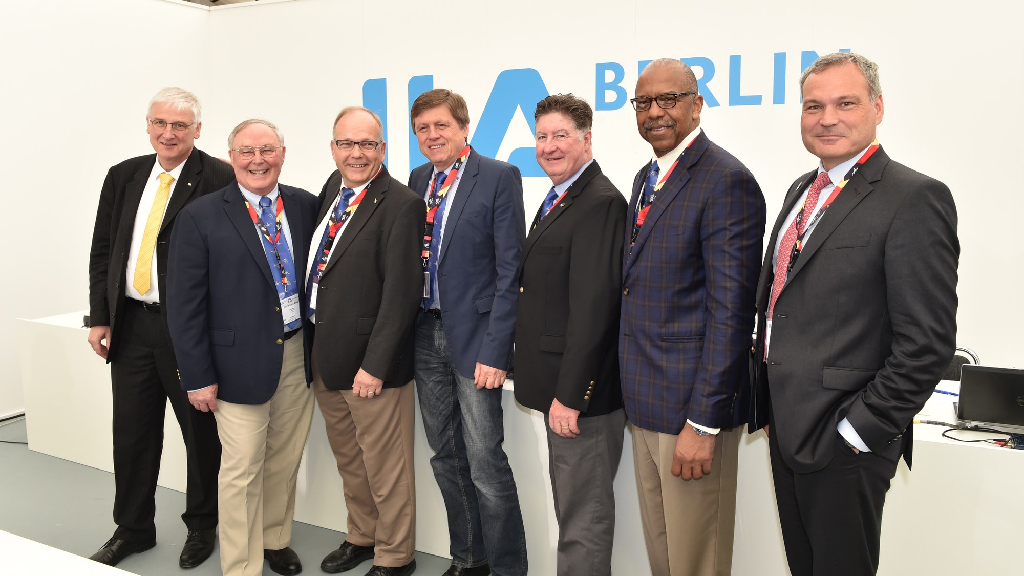 DLR-Vorstand trifft Mitglieder der D-2-Mission auf der ILA