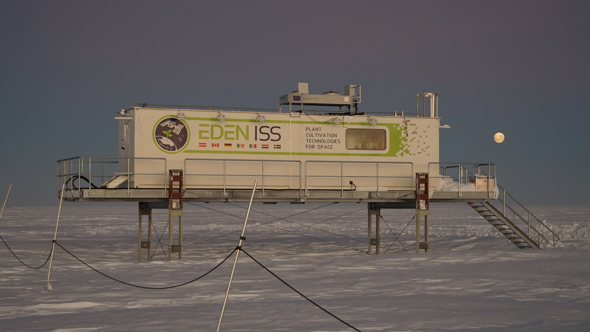 EDEN-ISS-Gewächshaus mit Vollmond