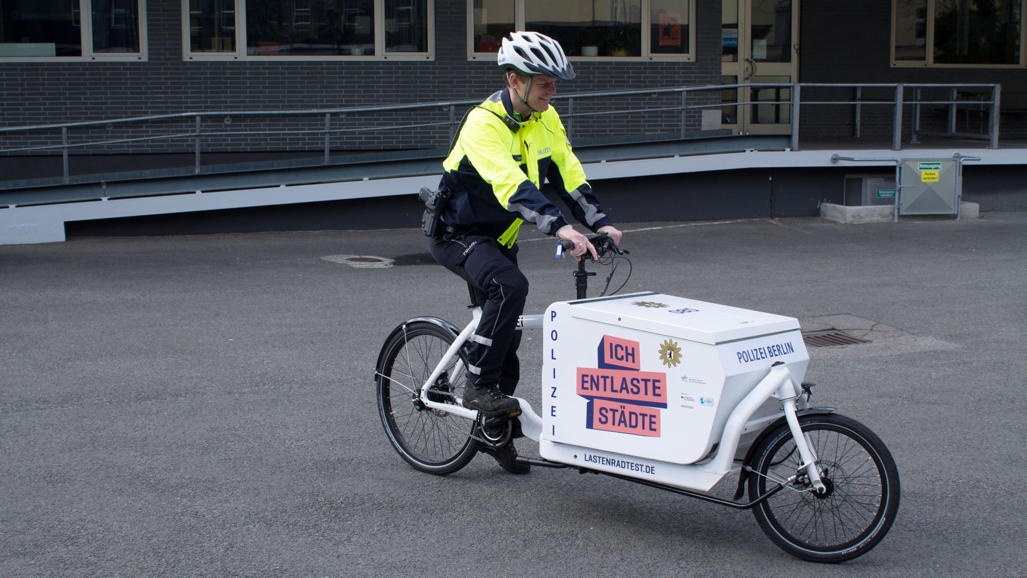 Polizeioberkommissar Kay Biewald bei der Testfahrt mit dem Lastenrad