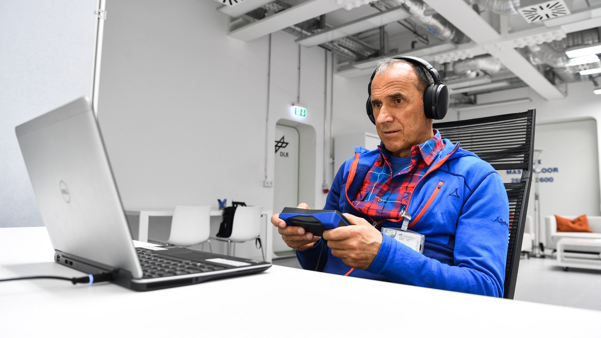 Ralf Dujmovits beim Beantworten von Testfragen am Computer