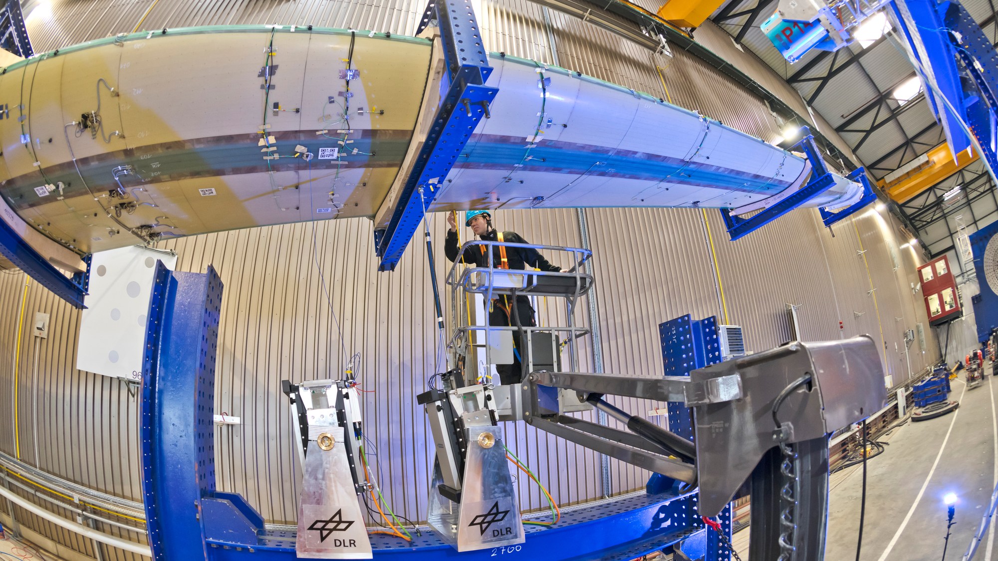 Schwingungstests am Windkraft-Rotorblatt Demoblade