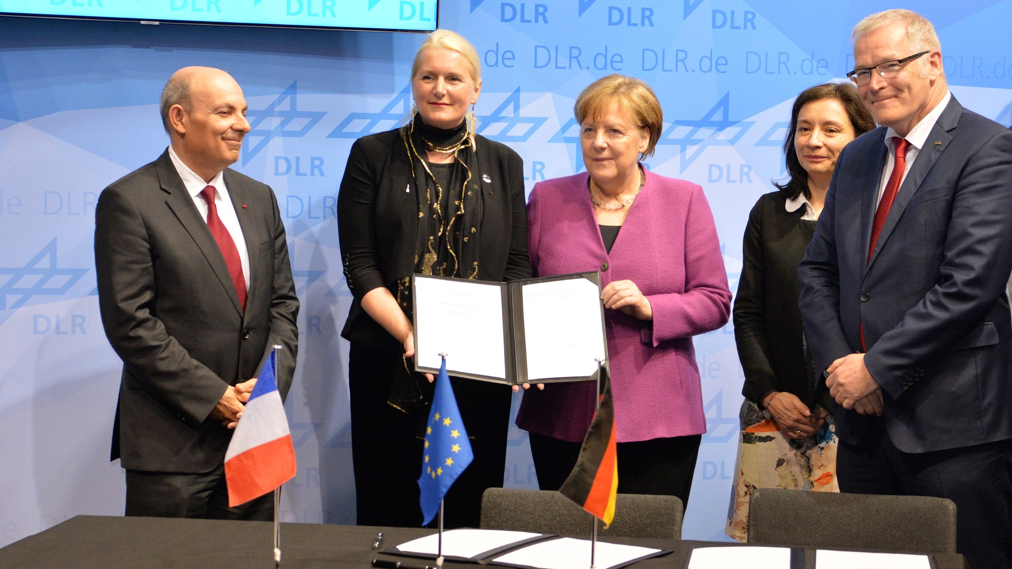 Unterzeichnung des Vetrages über den Erwerb des Falcon 2000LX-Twinjets