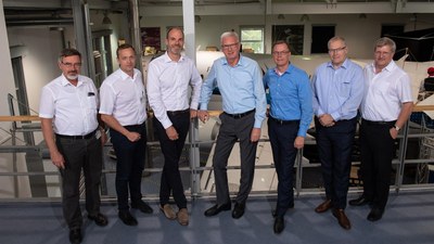 Dr. Helmut Greinke, Stefan Thomé, Lars Wagner, Axel Flaig, Dr. Johannes Bussmann, Prof. Rolf Henke und Dr. Gerardo Walle stehen vor dem Forschungsflugzeug Do 728 im DLR Göttingen.