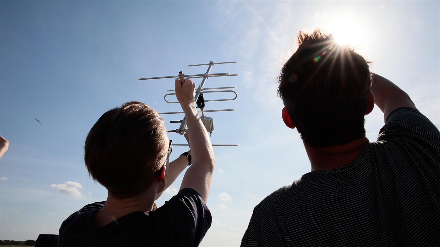 Schüler schauen ihrer Rakete nach dem Start hinterher.