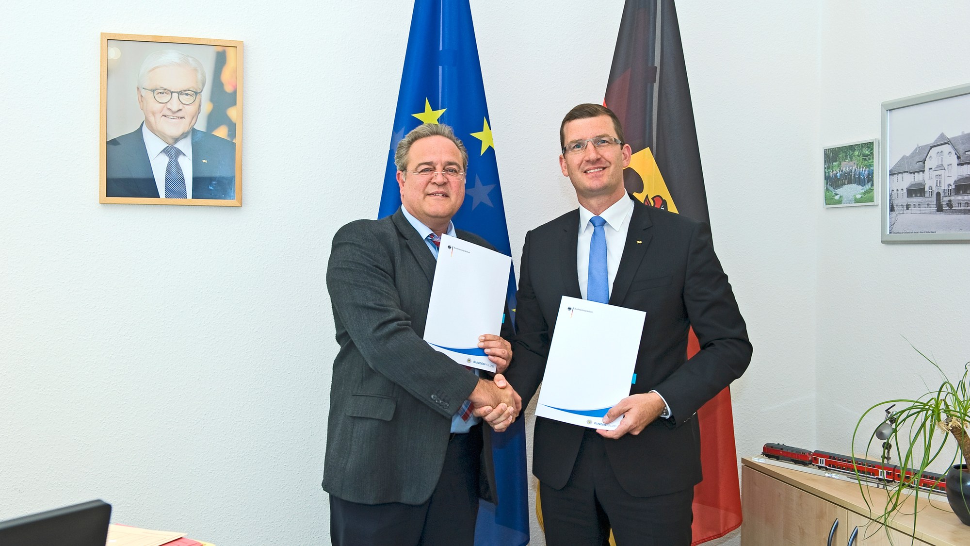 Bundespolizei-Präsident Dr. Dieter Romann und DLR-Programmkoordinator Sicherheitsforschung, Dr. Dennis Göge