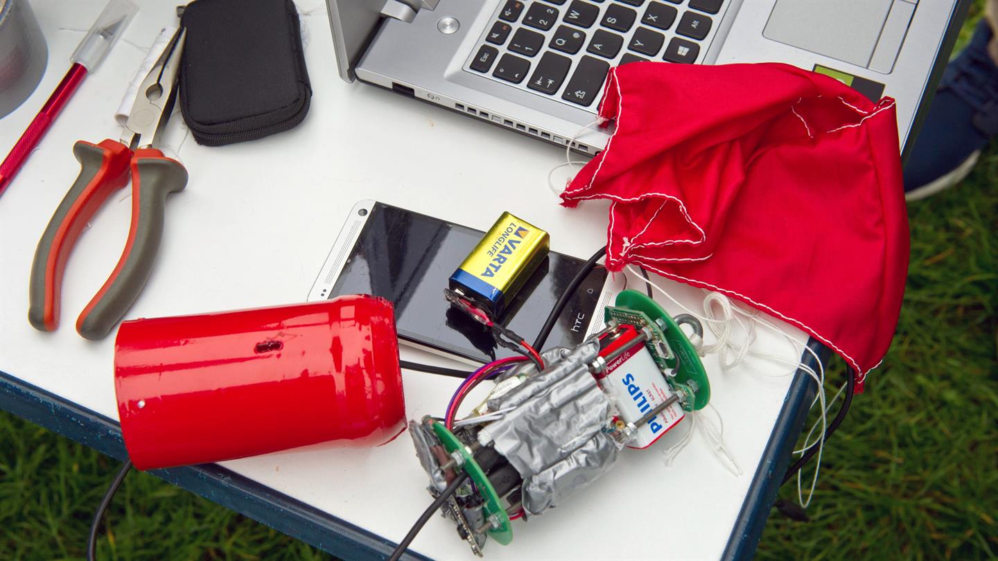 CanSat mit Hülle und Fallschirm