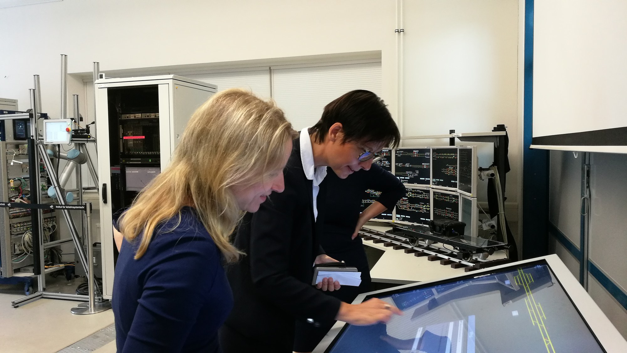 Daniela Kluckert MdB im eisenbahntechnischen Simulations- und Testlabor