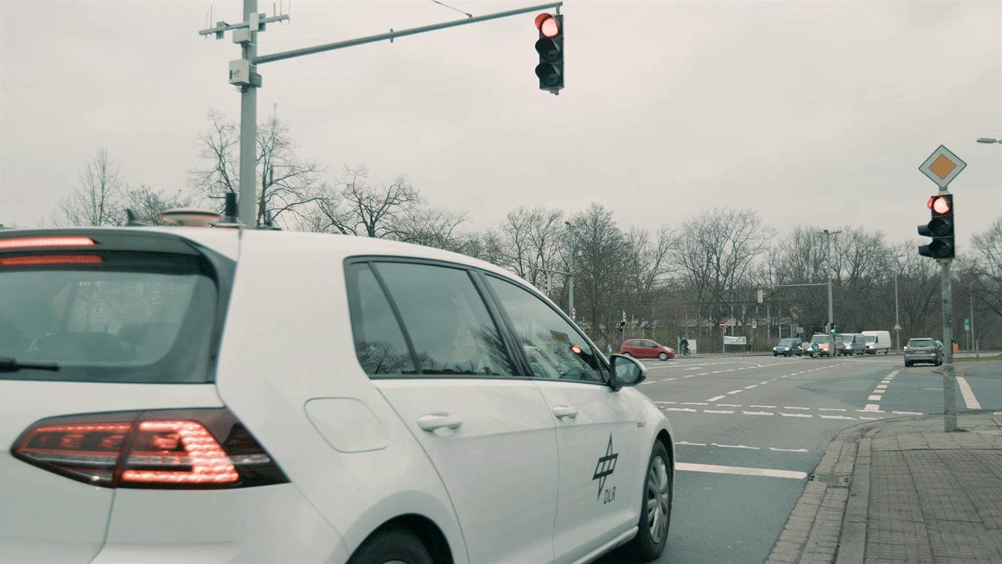 DLR Forschungsfahrzeug im Straßenverkehr